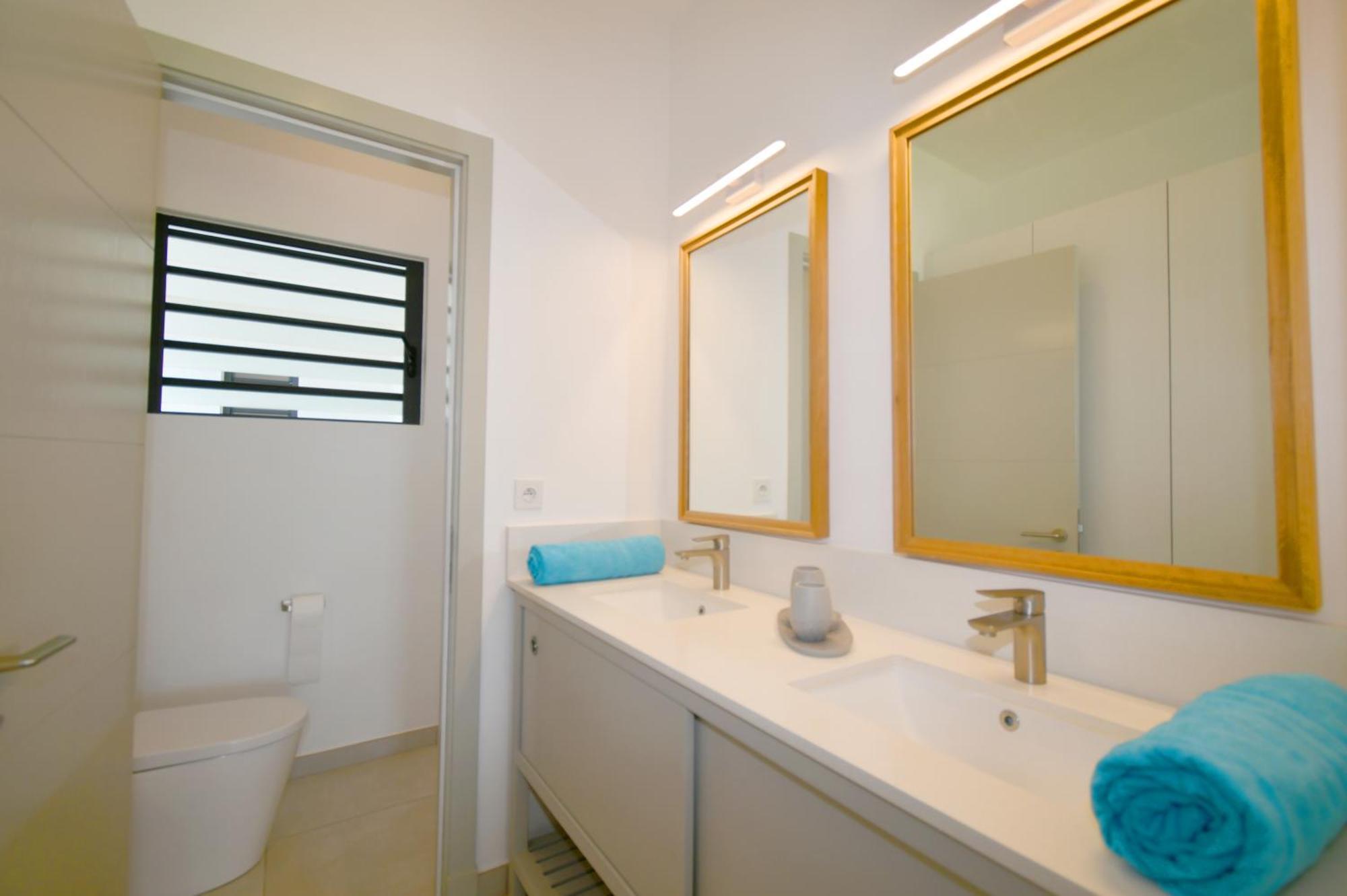 White&Blue Beachfront Luxury Poste Lafayette Екстериор снимка